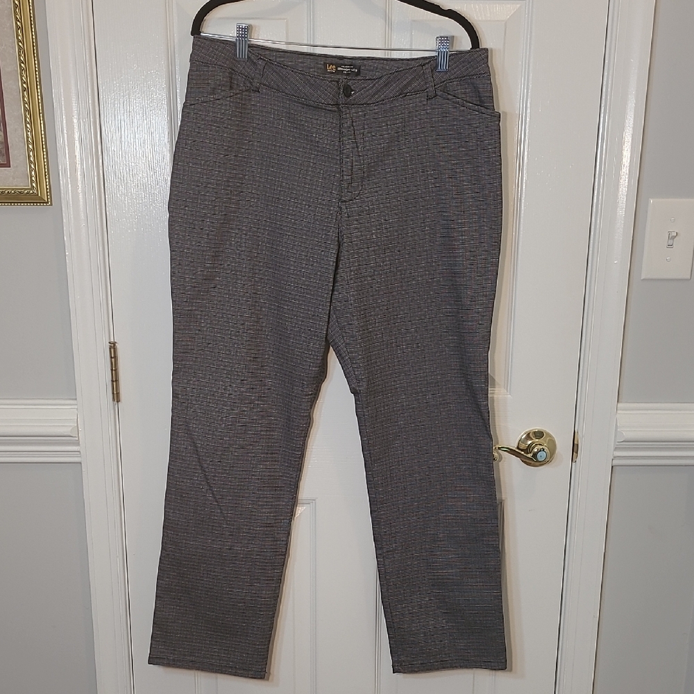 Lee Women's Black Straight Leg Pants Mid Rise Relaxed Fit Size 14P